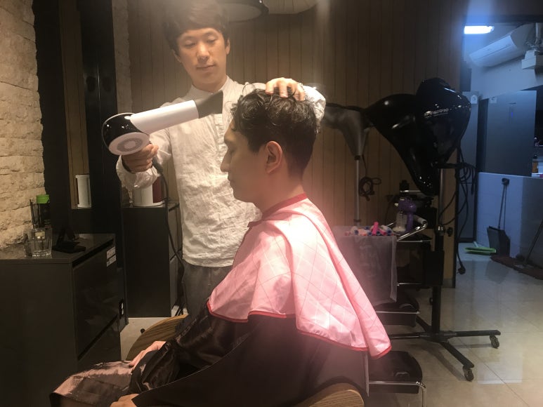 미용실 원장인 형의 도움으로 다양한 샴푸를 사용해보던 시기 사진