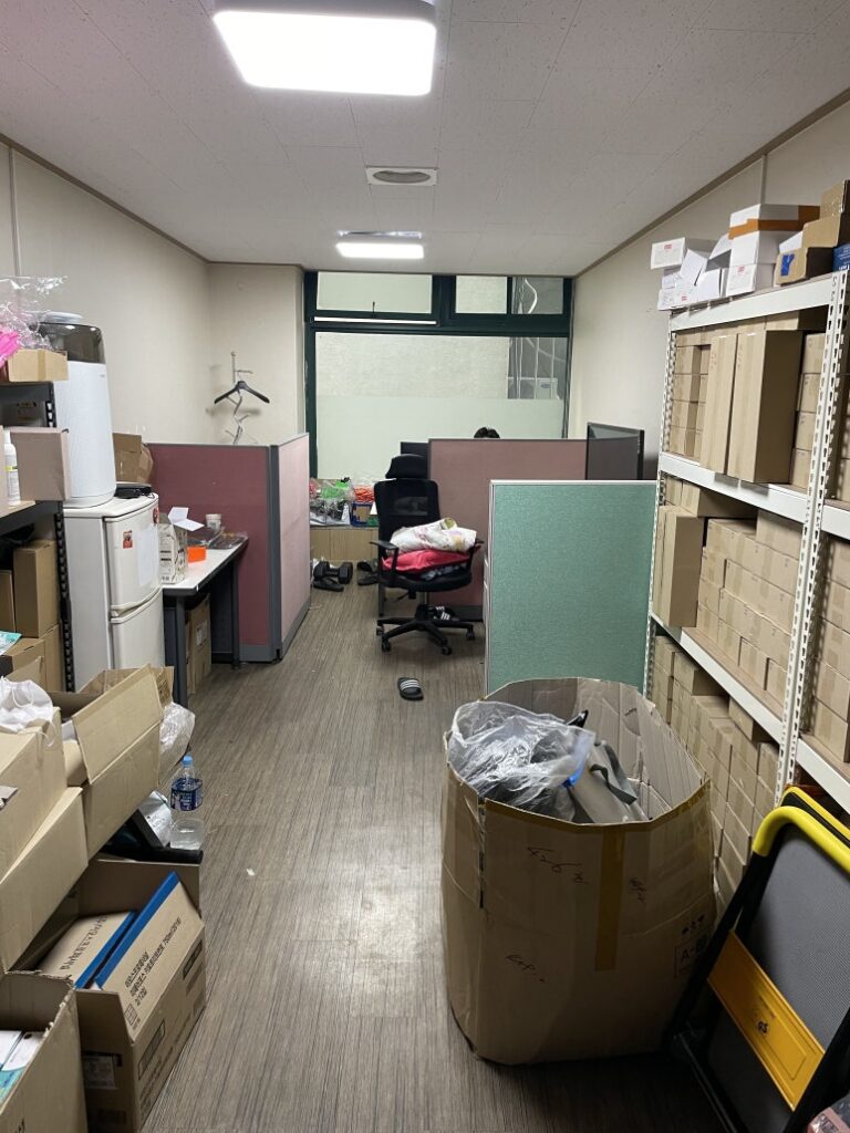 단종된 샴푸를 소량 보관하던 창고 사진